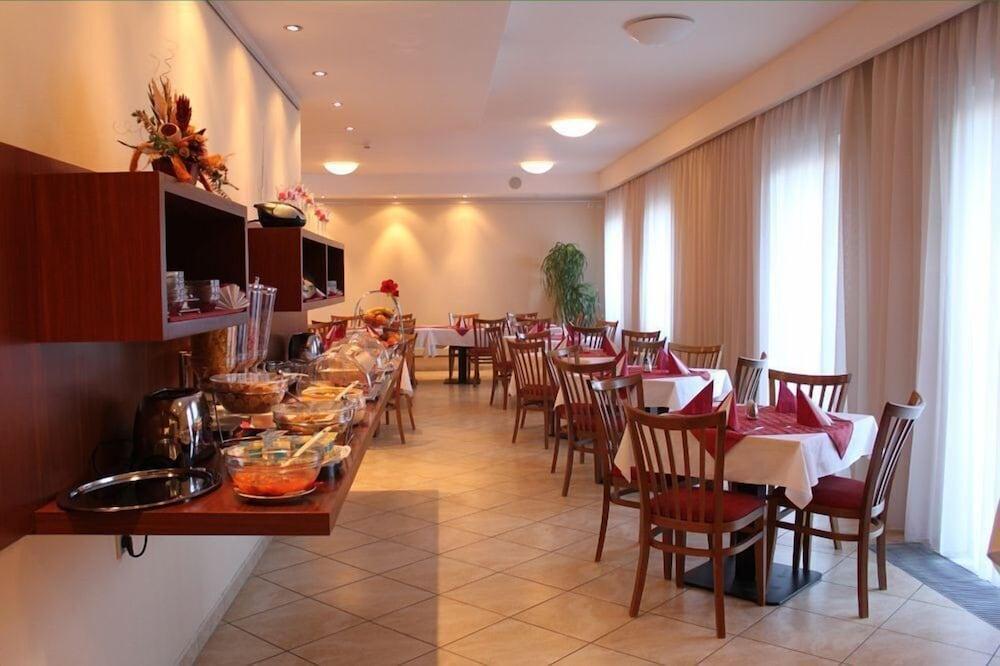 Hotel Popelka Prague Restaurant photo